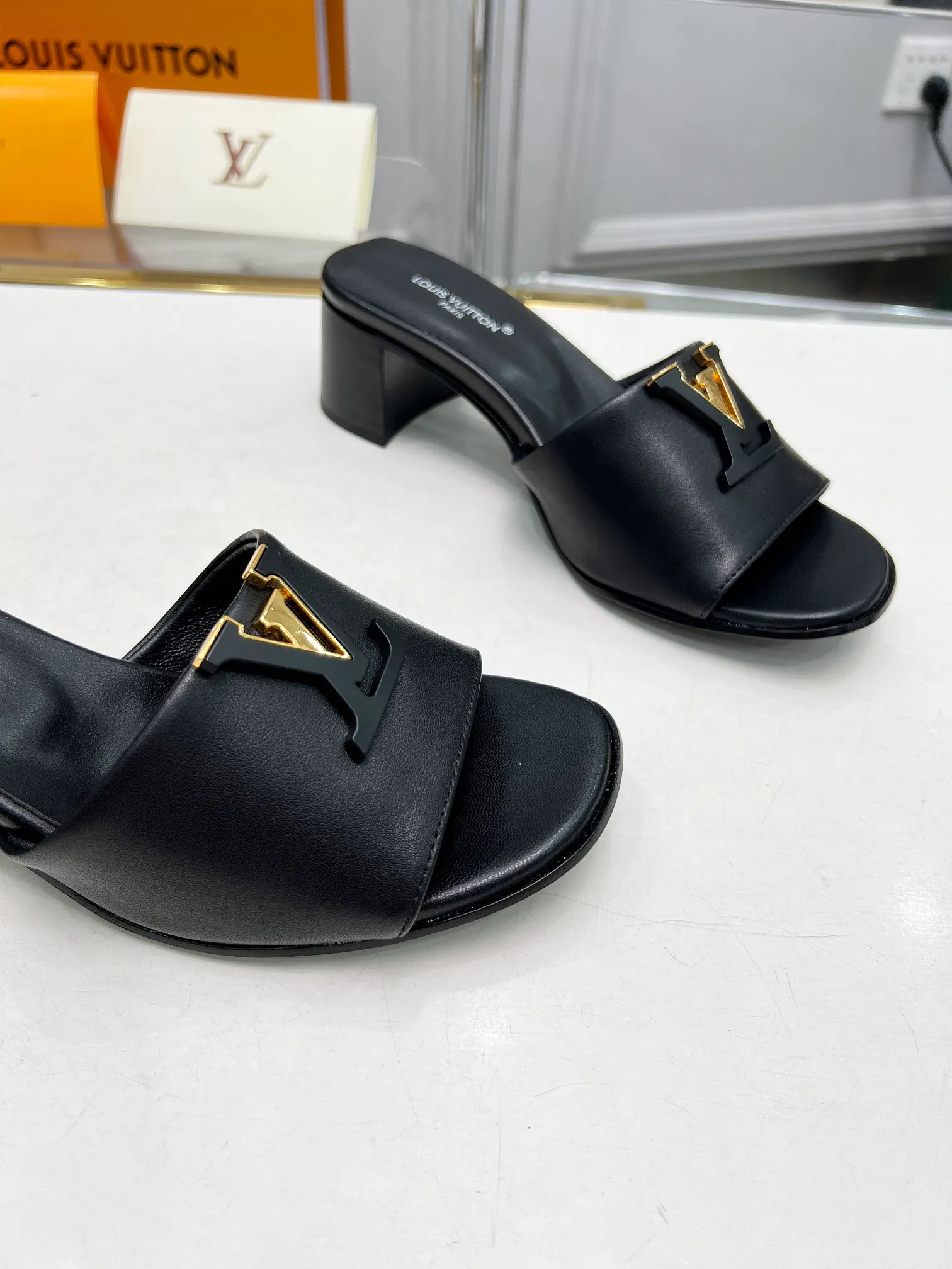 👟👟Ex-factory price 460👟👟Louis Vuitton/Louis Vuitton women's new sandals LV SUNSET COMFORT flat sandals are made of exquisite cowhide and sheepskin lining, the uppers show handicrafts, and are matched with genuine leather soles*@wearing experience. LV logo hardware buckle on upper, size 35-42